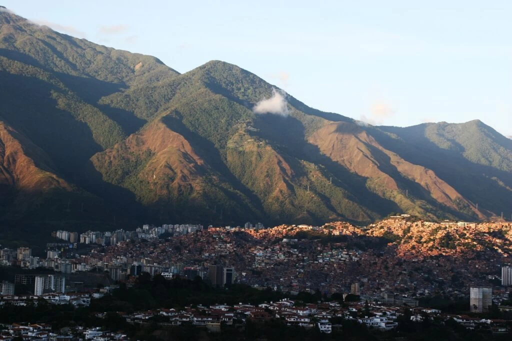 desafios econômicos da Venezuela, hiperinflação na Venezuela, crise de infraestrutura venezuelana, sanções internacionais contra a Venezuela, gestão econômica venezuelana, recuperação econômica na Venezuela 2023-2024, economia venezuelana 2023, crescimento econômico da Venezuela, petróleo na economia venezuelana, receitas do governo da Venezuela, crescimento de 15% na economia venezuelana 2022, flexibilização das sanções dos EUA, operações da Chevron na Venezuela, projeções de crescimento econômico Venezuela 2024, produção de petróleo da Venezuela, exportações de petróleo da Venezuela, acordos de cooperação Venezuela Irã Colômbia, desafios econômicos da Venezuela 2023, infraestrutura petrolífera da Venezuela, privatização de empresas estatais na Venezuela, políticas econômicas de Nicolás Maduro, gastos sociais na Venezuela, perspectivas econômicas da Venezuela 2024, aumento das receitas do petróleo na Venezuela, estabilidade econômica na Venezuela, reformas estruturais na Venezuela, inflação na Venezuela 2024.